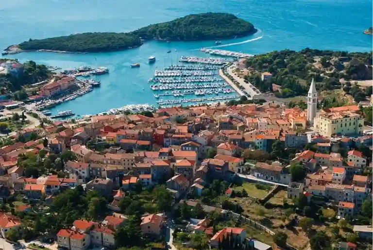 Pogled na grad i luku na obali Jadrana.
