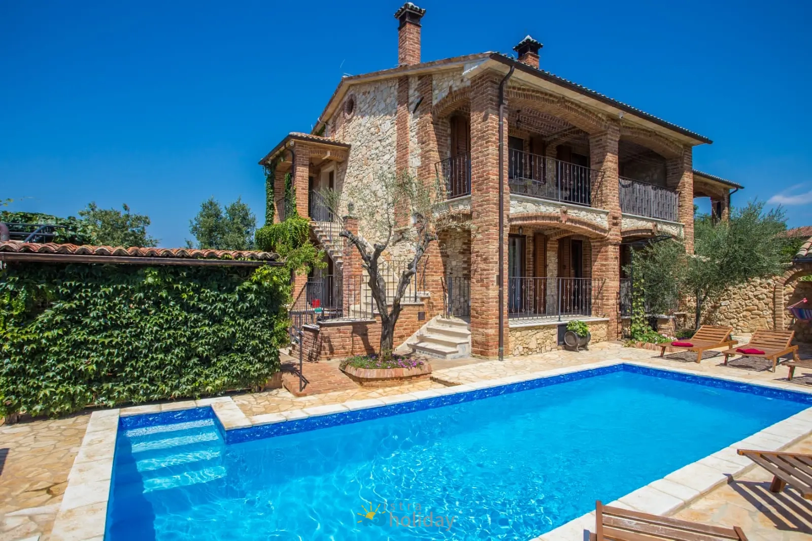 Kamena vila s bazenom i terasom