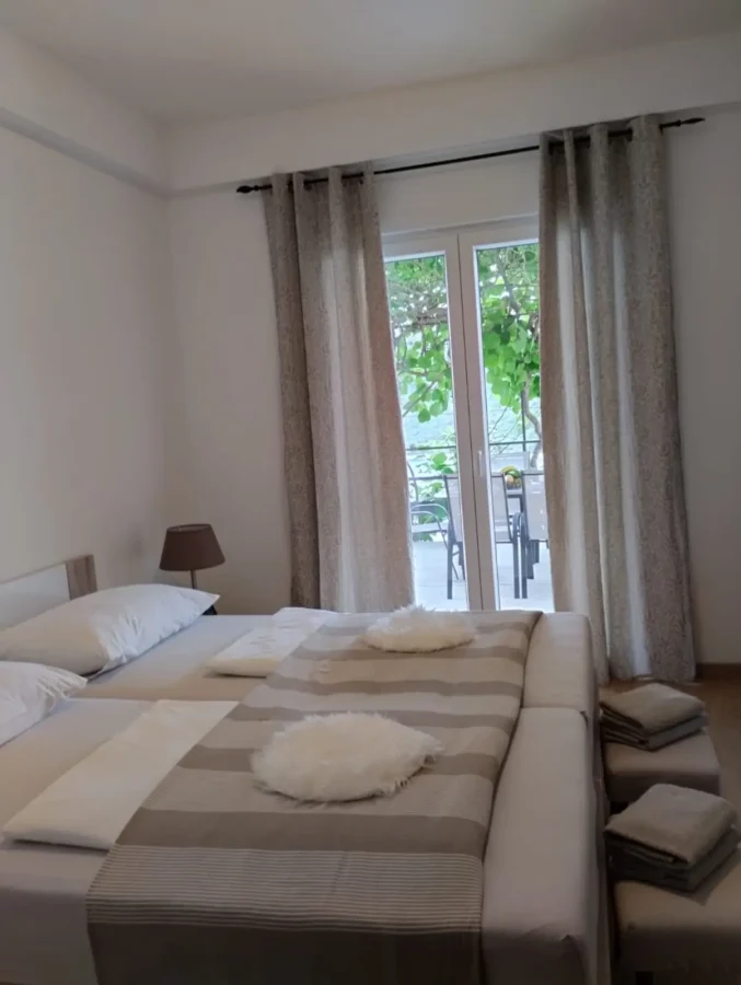 Udobna spavaća soba s pogledom na balkon