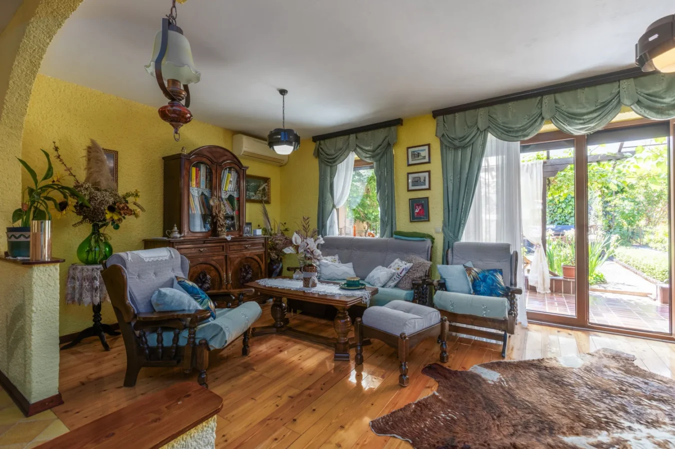Cozy vintage living room with garden view