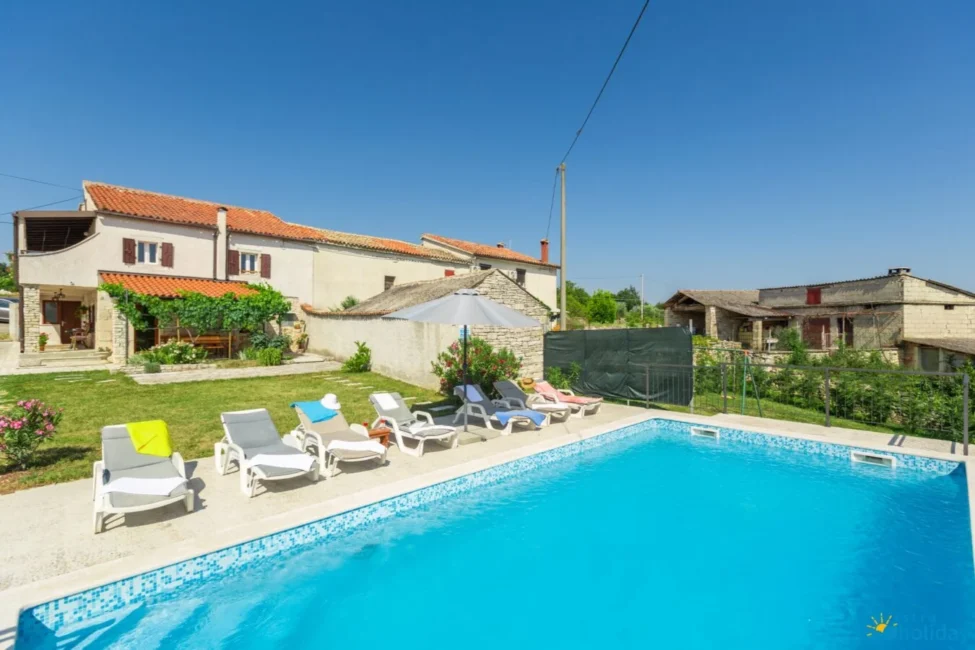 Charming villa with pool and sun loungers